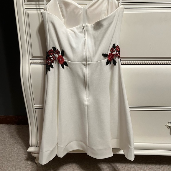 🥀White floral embroidered dress🥀 - Picture 3 of 9
